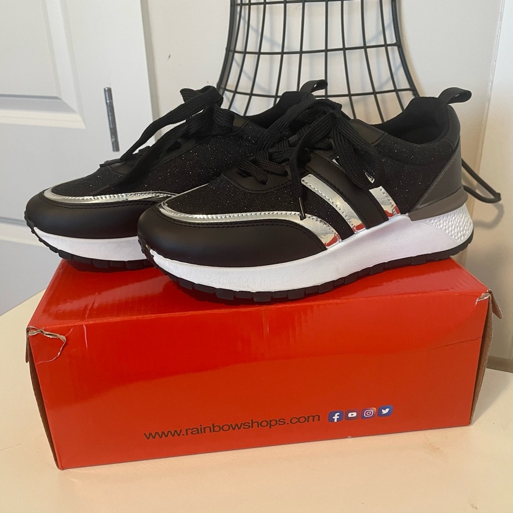 Sneakers Black &White Silver mattalic trimming.
Pre-owned Rainbow Store 8 1/2 M